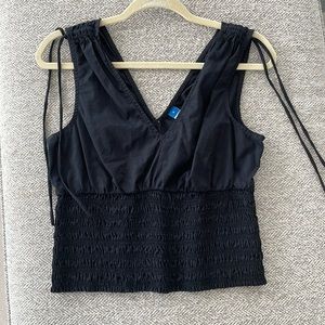 Old Navy Sleeveless V-neck Tie Shoulder smocked Blouse. Black. Small.